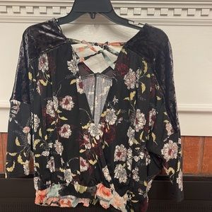 Gimmicks by BKE floral and velour 3/4 length blouse size small